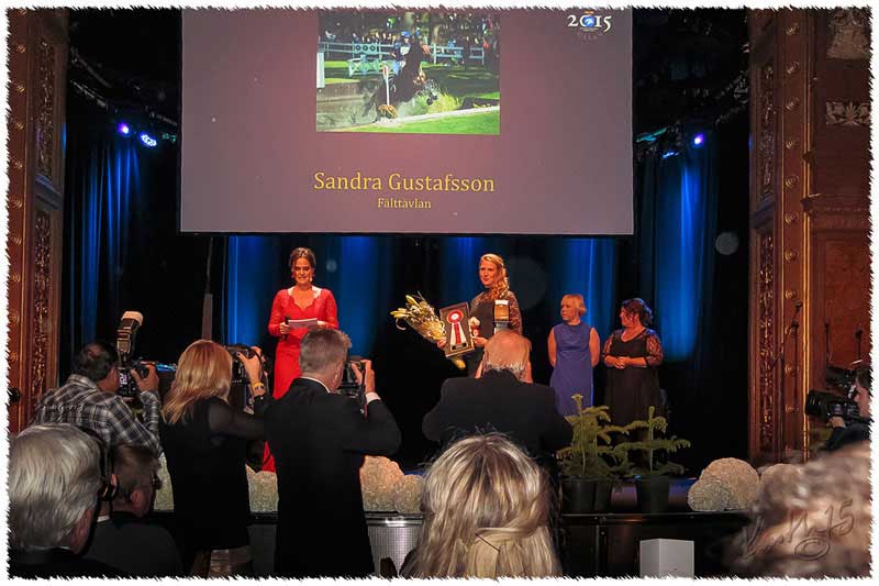 Sandra tar emot priset som #Morgondagens stjärna"